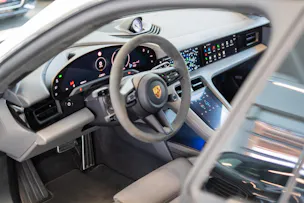 PORSCHE Taycan Turbo S / CH-Fahrzeug / Keramik Brems-Anlage / Panorama / Alcantara Lenkrad / Sport Chrono