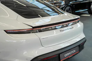 PORSCHE Taycan Turbo S / CH-Fahrzeug / Keramik Brems-Anlage / Panorama / Alcantara Lenkrad / Sport Chrono