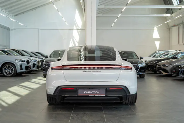 PORSCHE Taycan Turbo S / CH-Fahrzeug / Keramik Brems-Anlage / Panorama / Alcantara Lenkrad / Sport Chrono
