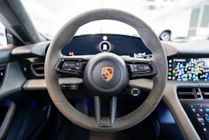 PORSCHE Taycan Turbo S / CH-Fahrzeug / Keramik Brems-Anlage / Panorama / Alcantara Lenkrad / Sport Chrono