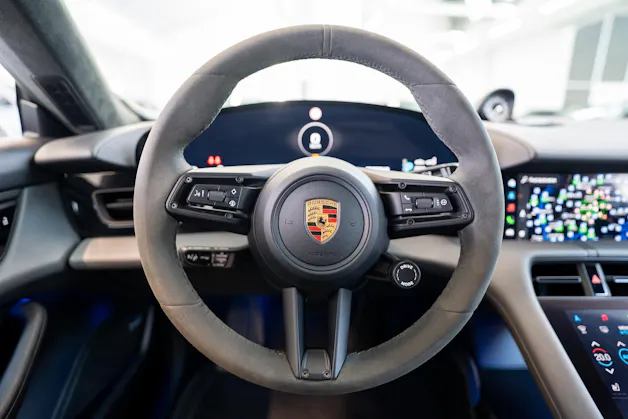 PORSCHE Taycan Turbo S / CH-Fahrzeug / Keramik Brems-Anlage / Panorama / Alcantara Lenkrad / Sport Chrono