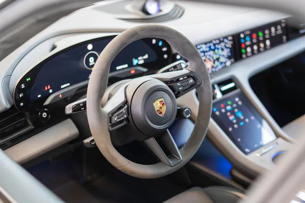 PORSCHE Taycan Turbo S / CH-Fahrzeug / Keramik Brems-Anlage / Panorama / Alcantara Lenkrad / Sport Chrono