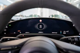 PORSCHE Taycan Turbo S / CH-Fahrzeug / Keramik Brems-Anlage / Panorama / Alcantara Lenkrad / Sport Chrono