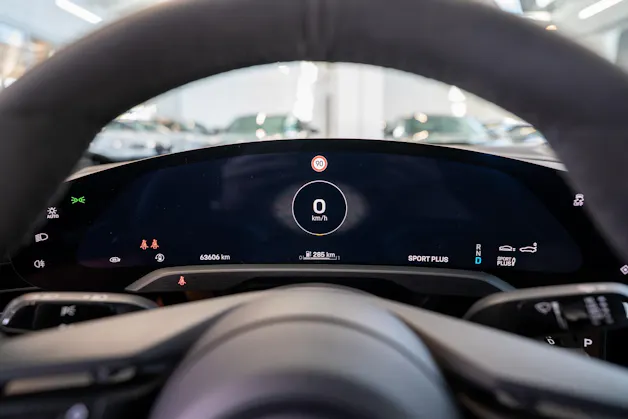 PORSCHE Taycan Turbo S / CH-Fahrzeug / Keramik Brems-Anlage / Panorama / Alcantara Lenkrad / Sport Chrono