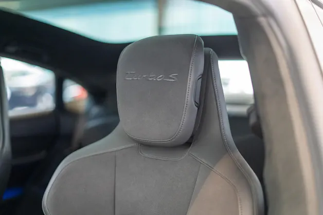 PORSCHE Taycan Turbo S / CH-Fahrzeug / Keramik Brems-Anlage / Panorama / Alcantara Lenkrad / Sport Chrono