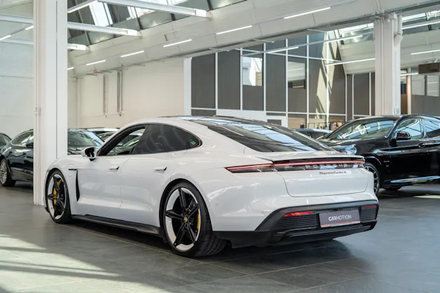 PORSCHE Taycan Turbo S / CH-Fahrzeug / Keramik Brems-Anlage / Panorama / Alcantara Lenkrad / Sport Chrono