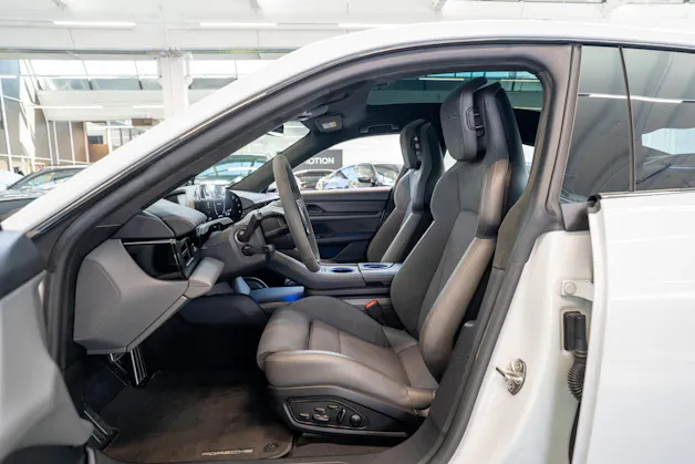 PORSCHE Taycan Turbo S / CH-Fahrzeug / Keramik Brems-Anlage / Panorama / Alcantara Lenkrad / Sport Chrono