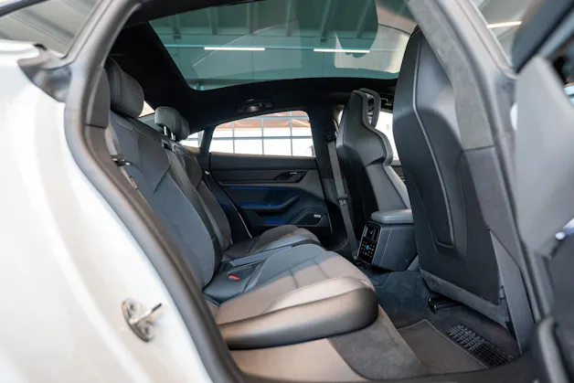PORSCHE Taycan Turbo S / CH-Fahrzeug / Keramik Brems-Anlage / Panorama / Alcantara Lenkrad / Sport Chrono