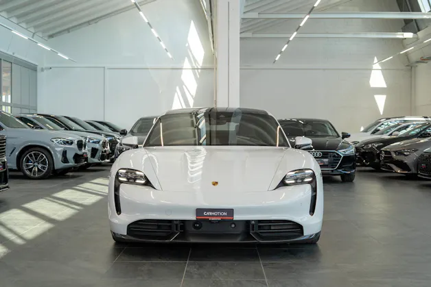 PORSCHE Taycan Turbo S / CH-Fahrzeug / Keramik Brems-Anlage / Panorama / Alcantara Lenkrad / Sport Chrono
