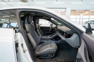 PORSCHE Taycan Turbo S / CH-Fahrzeug / Keramik Brems-Anlage / Panorama / Alcantara Lenkrad / Sport Chrono