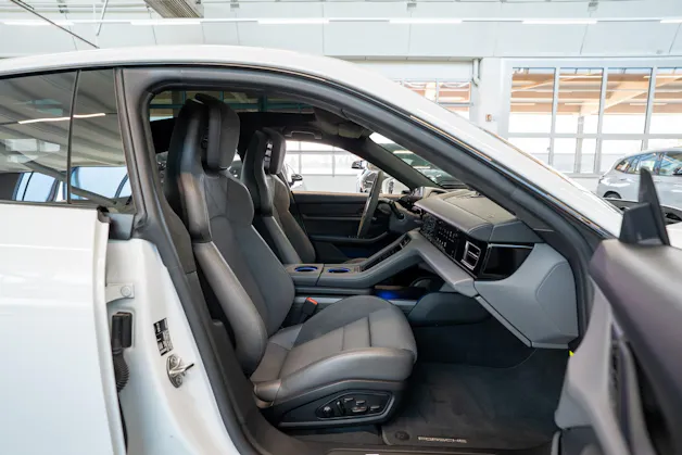 PORSCHE Taycan Turbo S / CH-Fahrzeug / Keramik Brems-Anlage / Panorama / Alcantara Lenkrad / Sport Chrono