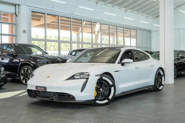 PORSCHE Taycan Turbo S / CH-Fahrzeug / Keramik Brems-Anlage / Panorama / Alcantara Lenkrad / Sport Chrono