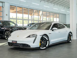 PORSCHE Taycan Turbo S / CH-Fahrzeug / Keramik Brems-Anlage / Panorama / Alcantara Lenkrad / Sport Chrono
