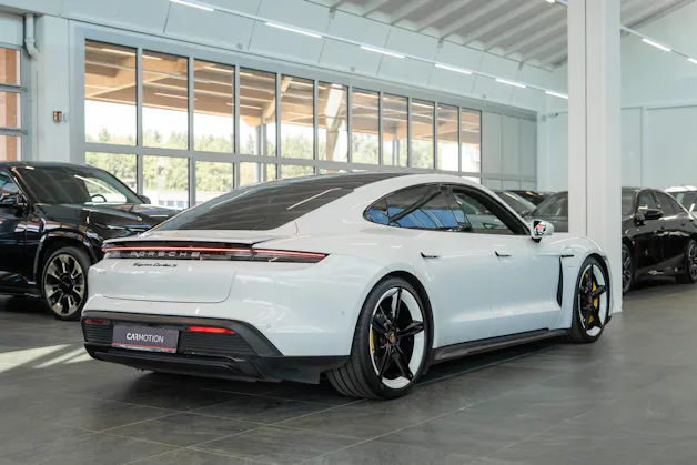 PORSCHE Taycan Turbo S / CH-Fahrzeug / Keramik Brems-Anlage / Panorama / Alcantara Lenkrad / Sport Chrono