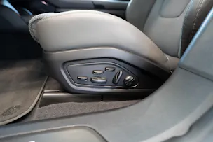 PORSCHE Taycan Turbo S / CH-Fahrzeug / Keramik Brems-Anlage / Panorama / Alcantara Lenkrad / Sport Chrono