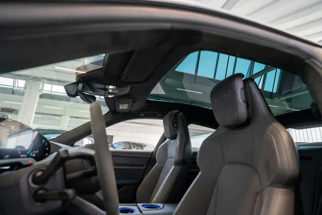 PORSCHE Taycan Turbo S / CH-Fahrzeug / Keramik Brems-Anlage / Panorama / Alcantara Lenkrad / Sport Chrono