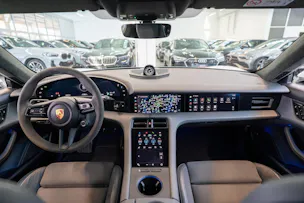 PORSCHE Taycan Turbo S / CH-Fahrzeug / Keramik Brems-Anlage / Panorama / Alcantara Lenkrad / Sport Chrono
