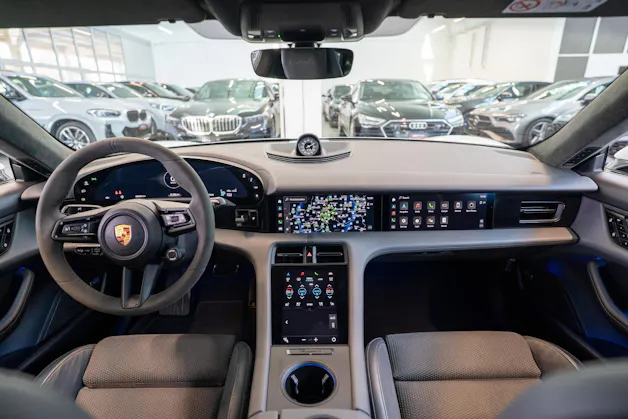 PORSCHE Taycan Turbo S / CH-Fahrzeug / Keramik Brems-Anlage / Panorama / Alcantara Lenkrad / Sport Chrono