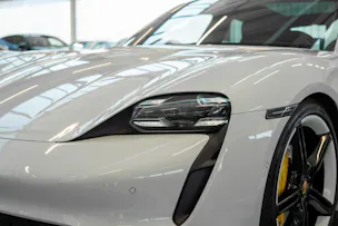 PORSCHE Taycan Turbo S / CH-Fahrzeug / Keramik Brems-Anlage / Panorama / Alcantara Lenkrad / Sport Chrono