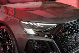 AUDI RS3 Limousine 2.5 TFSI quattro S-Tronic / Panorama-Glasdach / Performance-Abgasanlage / Massage-Sitz