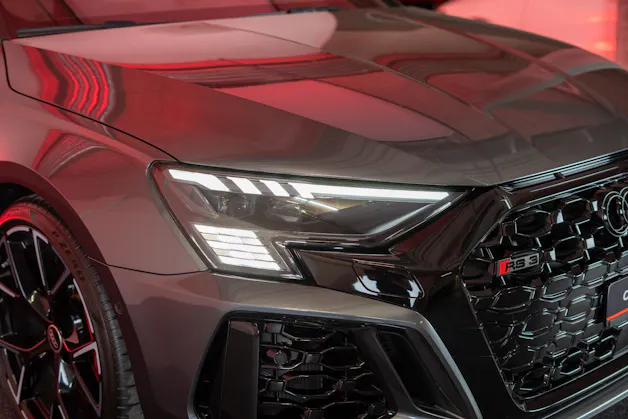 AUDI RS3 Limousine 2.5 TFSI quattro S-Tronic / Panorama-Glasdach / Performance-Abgasanlage / Massage-Sitz
