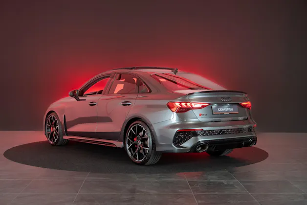 AUDI RS3 Limousine 2.5 TFSI quattro S-Tronic / Panorama-Glasdach / Performance-Abgasanlage / Massage-Sitz