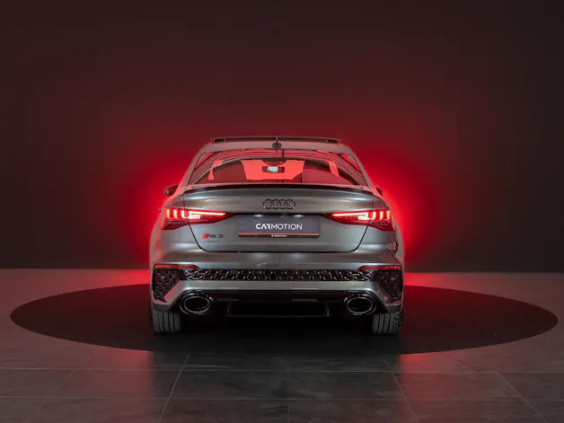 AUDI RS3 Limousine 2.5 TFSI quattro S-Tronic / Panorama-Glasdach / Performance-Abgasanlage / Massage-Sitz