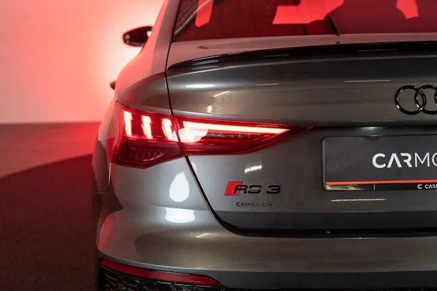 AUDI RS3 Limousine 2.5 TFSI quattro S-Tronic / Panorama-Glasdach / Performance-Abgasanlage / Massage-Sitz