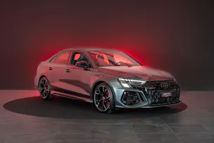 AUDI RS3 Limousine 2.5 TFSI quattro S-Tronic / Panorama-Glasdach / Performance-Abgasanlage / Massage-Sitz
