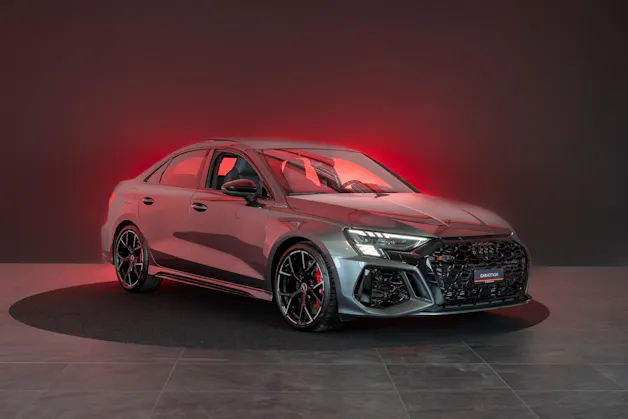 AUDI RS3 Limousine 2.5 TFSI quattro S-Tronic / Panorama-Glasdach / Performance-Abgasanlage / Massage-Sitz