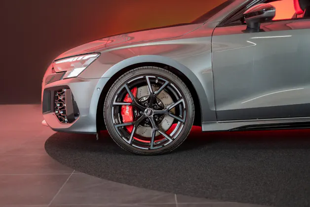 AUDI RS3 Limousine 2.5 TFSI quattro S-Tronic / Panorama-Glasdach / Performance-Abgasanlage / Massage-Sitz