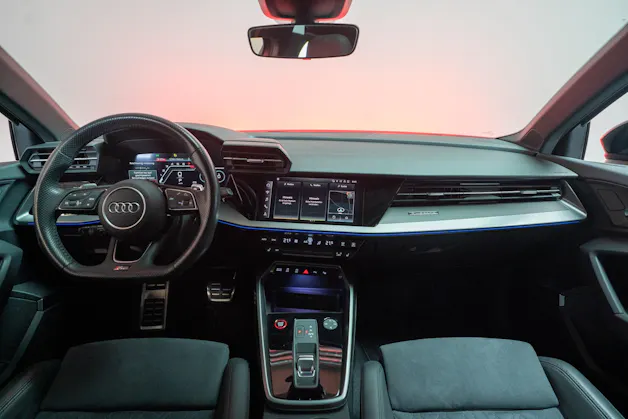 AUDI RS3 Limousine 2.5 TFSI quattro S-Tronic / Panorama-Glasdach / Performance-Abgasanlage / Massage-Sitz
