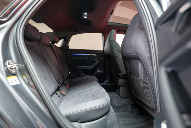 AUDI RS3 Limousine 2.5 TFSI quattro S-Tronic / Panorama-Glasdach / Performance-Abgasanlage / Massage-Sitz