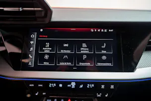 AUDI RS3 Limousine 2.5 TFSI quattro S-Tronic / Panorama-Glasdach / Performance-Abgasanlage / Massage-Sitz