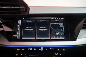 AUDI RS3 Limousine 2.5 TFSI quattro S-Tronic / Panorama-Glasdach / Performance-Abgasanlage / Massage-Sitz