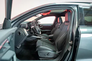 AUDI RS3 Limousine 2.5 TFSI quattro S-Tronic / Panorama-Glasdach / Performance-Abgasanlage / Massage-Sitz