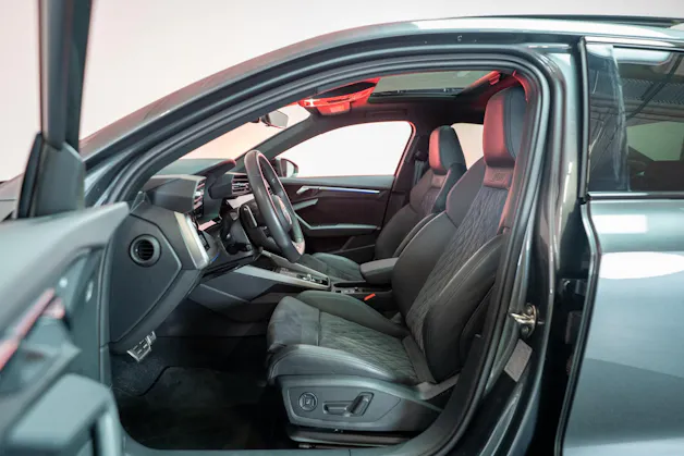 AUDI RS3 Limousine 2.5 TFSI quattro S-Tronic / Panorama-Glasdach / Performance-Abgasanlage / Massage-Sitz