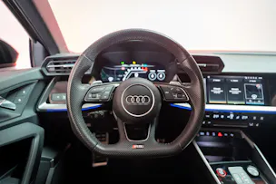 AUDI RS3 Limousine 2.5 TFSI quattro S-Tronic / Panorama-Glasdach / Performance-Abgasanlage / Massage-Sitz