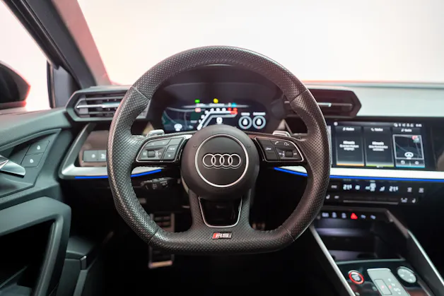 AUDI RS3 Limousine 2.5 TFSI quattro S-Tronic / Panorama-Glasdach / Performance-Abgasanlage / Massage-Sitz