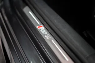 AUDI RS3 Limousine 2.5 TFSI quattro S-Tronic / Panorama-Glasdach / Performance-Abgasanlage / Massage-Sitz
