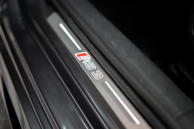AUDI RS3 Limousine 2.5 TFSI quattro S-Tronic / Panorama-Glasdach / Performance-Abgasanlage / Massage-Sitz