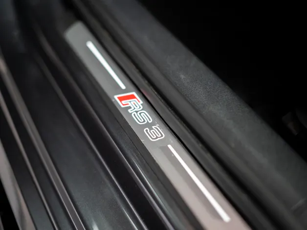 AUDI RS3 Limousine 2.5 TFSI quattro S-Tronic / Panorama-Glasdach / Performance-Abgasanlage / Massage-Sitz