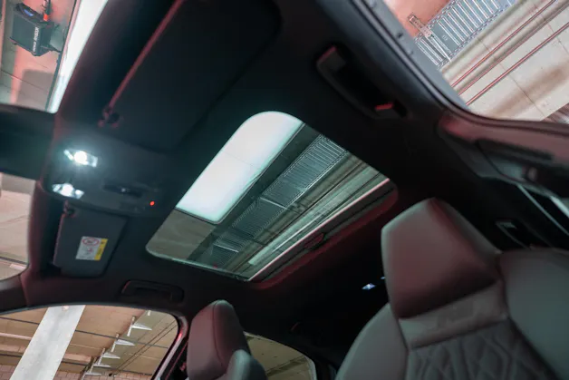 AUDI RS3 Limousine 2.5 TFSI quattro S-Tronic / Panorama-Glasdach / Performance-Abgasanlage / Massage-Sitz