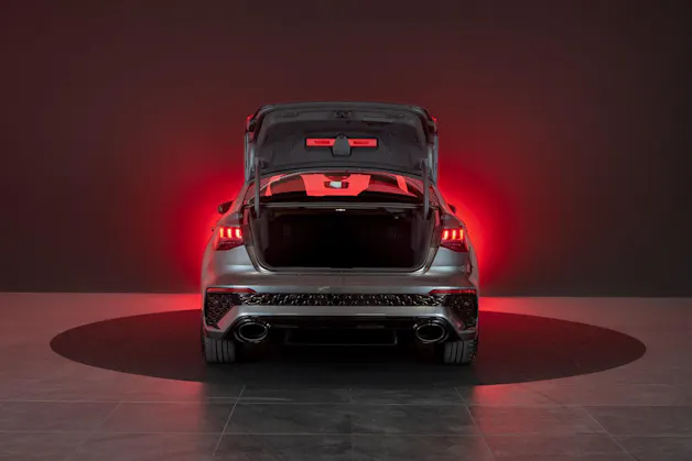 AUDI RS3 Limousine 2.5 TFSI quattro S-Tronic / Panorama-Glasdach / Performance-Abgasanlage / Massage-Sitz
