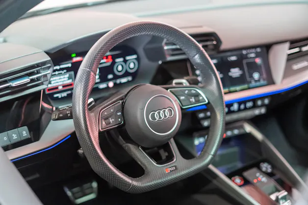 AUDI RS3 Limousine 2.5 TFSI quattro S-Tronic / Panorama-Glasdach / Performance-Abgasanlage / Massage-Sitz