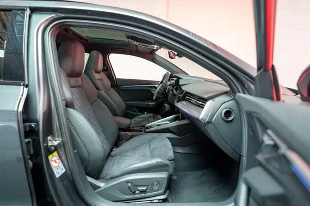 AUDI RS3 Limousine 2.5 TFSI quattro S-Tronic / Panorama-Glasdach / Performance-Abgasanlage / Massage-Sitz