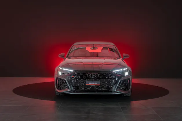 AUDI RS3 Limousine 2.5 TFSI quattro S-Tronic / Panorama-Glasdach / Performance-Abgasanlage / Massage-Sitz