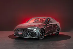 AUDI RS3 Limousine 2.5 TFSI quattro S-Tronic / Panorama-Glasdach / Performance-Abgasanlage / Massage-Sitz