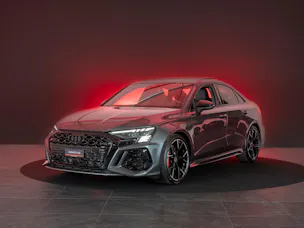 AUDI RS3 Limousine 2.5 TFSI quattro S-Tronic / Panorama-Glasdach / Performance-Abgasanlage / Massage-Sitz
