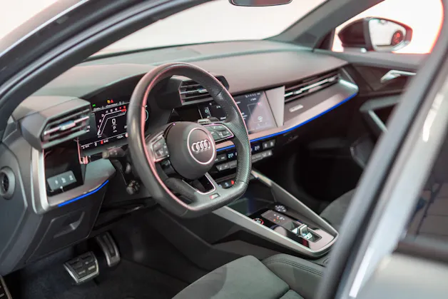 AUDI RS3 Limousine 2.5 TFSI quattro S-Tronic / Panorama-Glasdach / Performance-Abgasanlage / Massage-Sitz
